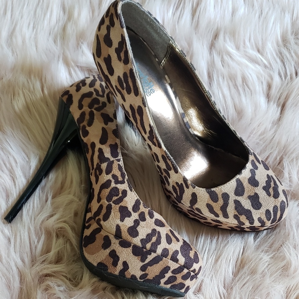 Platform leopard heels